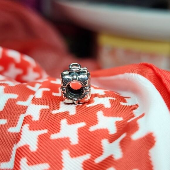 Authentic Pandora Retired Vintage Present Charm EUC - Picture 4 of 4